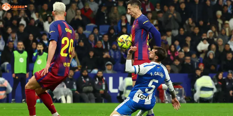 Các cầu thủ pressing quyết liệt trong trận Barcelona vs Espanyol La Liga