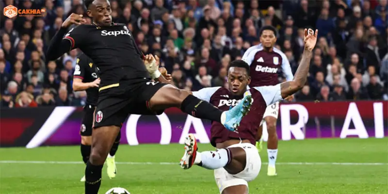 Các cầu thủ pressing quyết liệt trong trận Bologna vs Aston Villa Europa League
