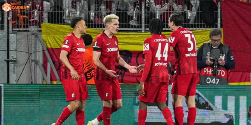 Các cầu thủ pressing quyết liệt trong trận Celta de Vigo vs Freiburg Europa League