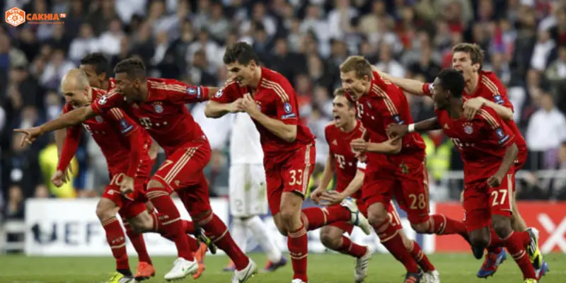 Santiago Bernabéu rực rỡ ánh đèn trước trận Real Madrid vs Bayern Munich Champions League