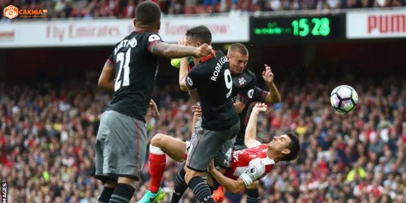 St Mary's Stadium lung linh ánh đèn trước trận Southampton vs Arsenal tứ kết FA Cup